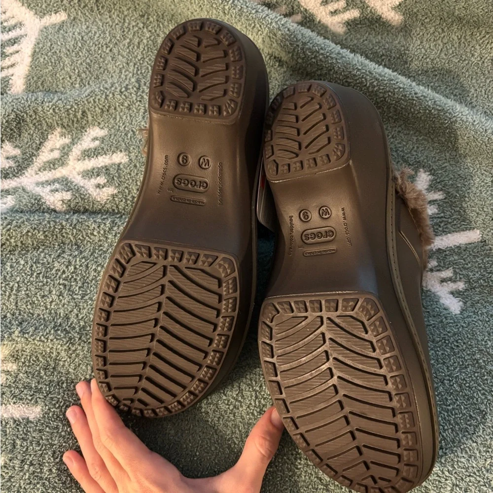 CROCS Dark Brown Clogs with Faux Fur - Picture 2 of 3